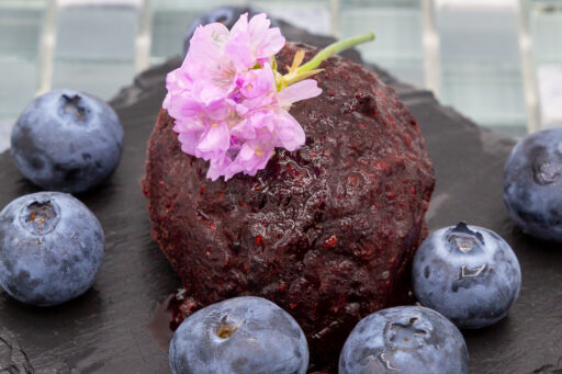 Heidelbeer-Sorbet mit Blaubeeren angerichtet